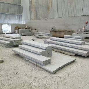 广州 整石台阶（大面火烧+侧面自然面），出货前厂内拼装