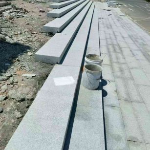 广州 芝麻白整石台阶，施工现场