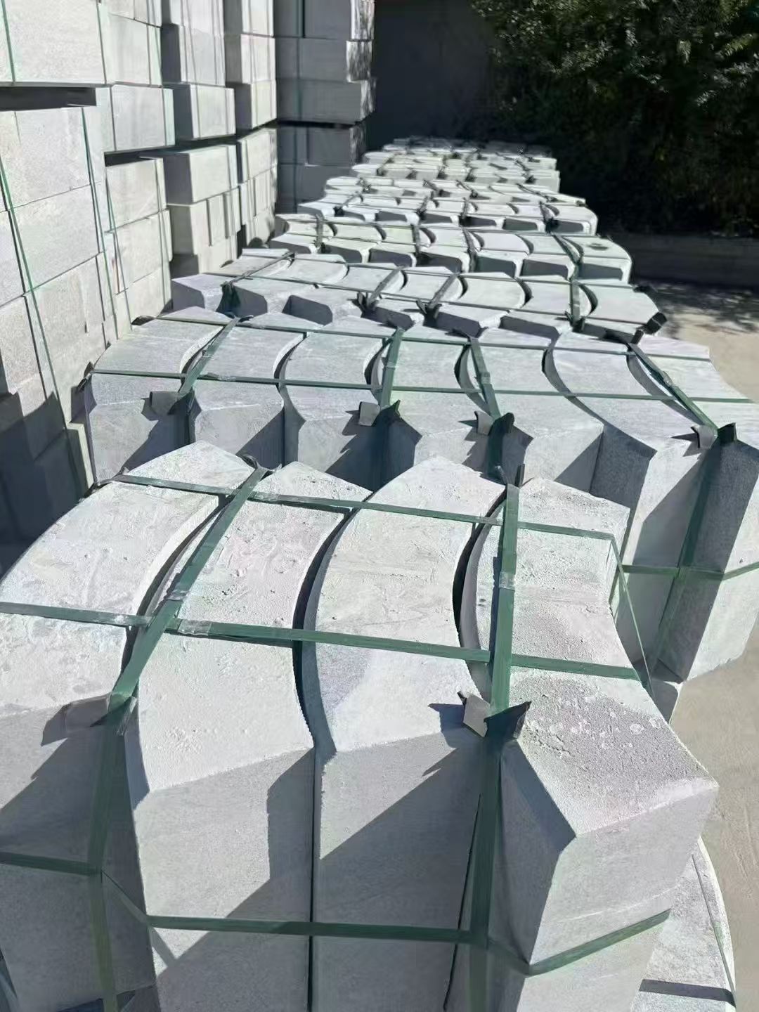 广州 芝麻灰弧形路沿石