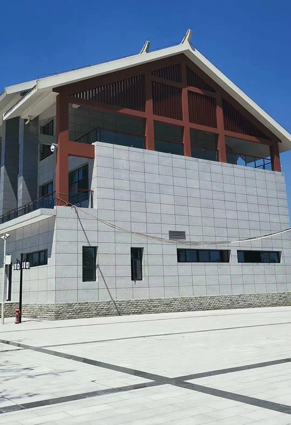 广州芝麻灰花岗岩在景区地面及墙壁的应用