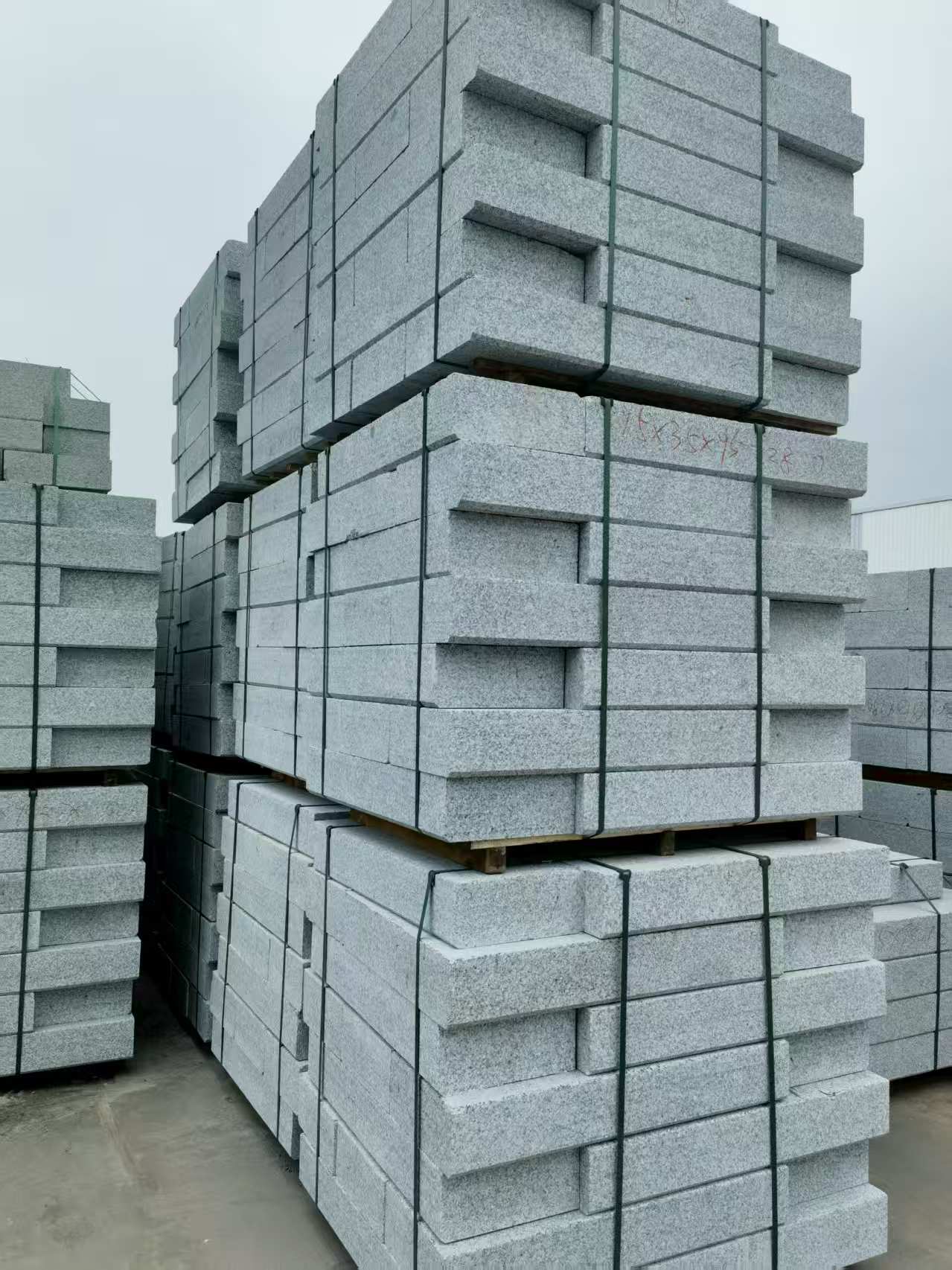 广州 路沿石，板板正正的路沿石