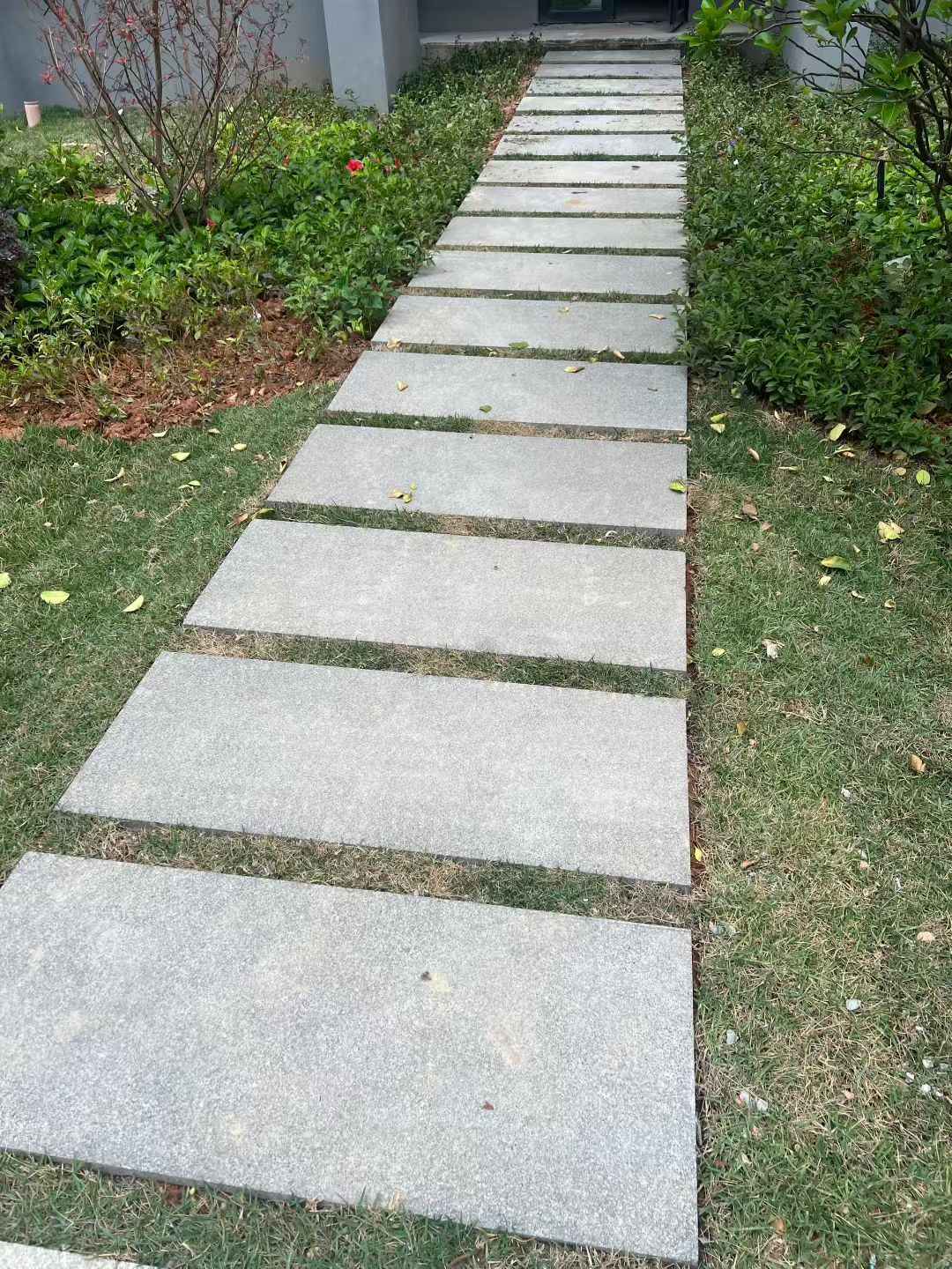 广州 芝麻黑小区踏步、汀步石铺装效果