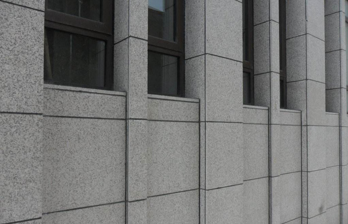 广州芝麻灰外墙干挂石材及施工注意事项