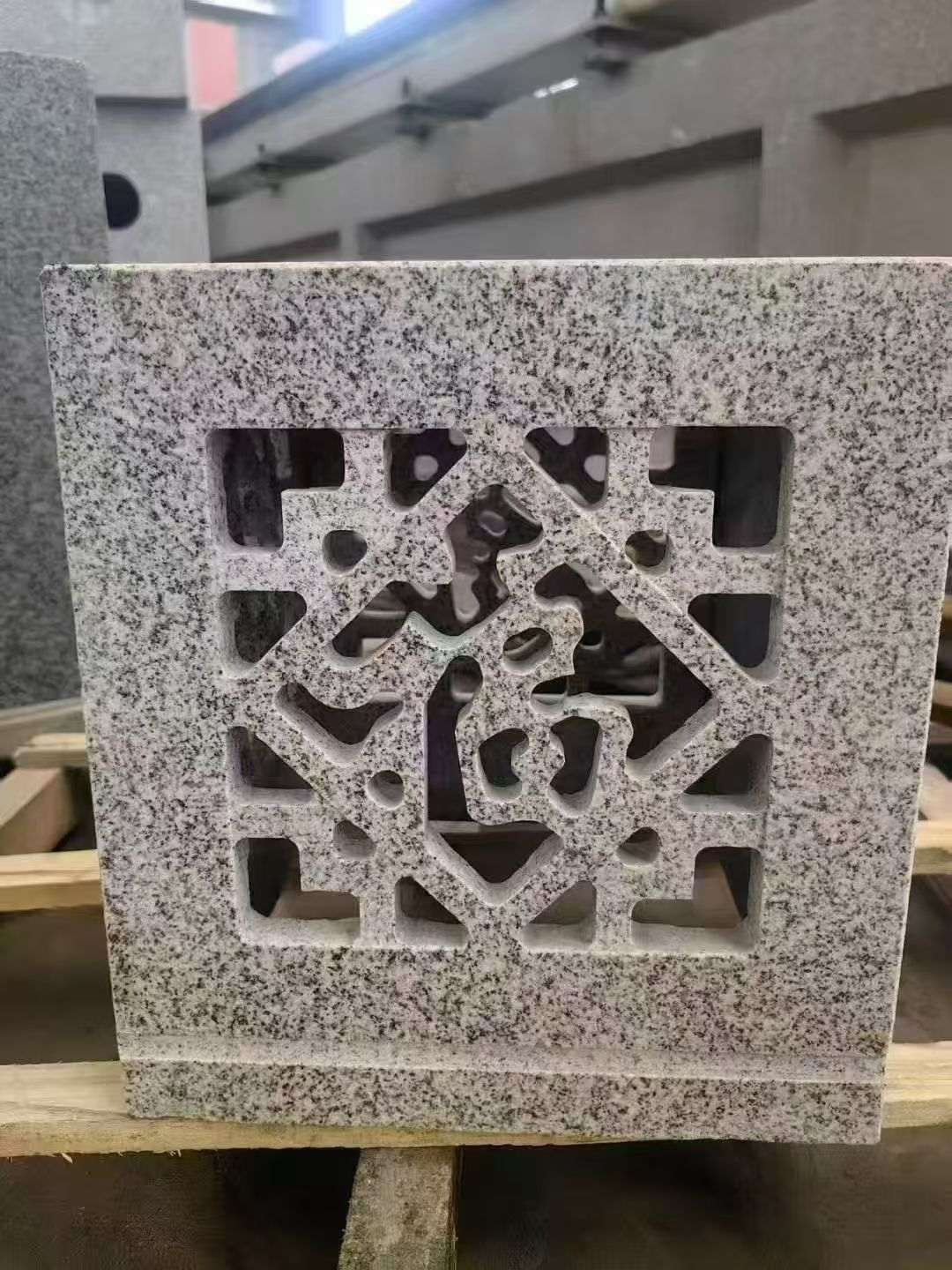 广州 芝麻白花岗岩镂空雕花灯笼